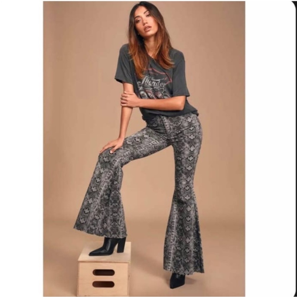 FREE PEOPLE Snake Print High Rise Wide Leg Jeans Size 32 NWT - Picture 3 of 12